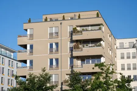 Immeuble d'appartements beige moderne