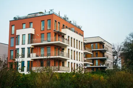 Belles maisons d'appartements rouges par temps nuageux
