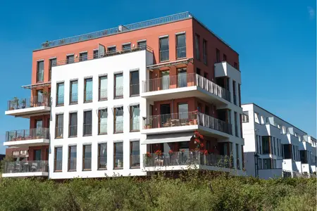 Extérieur d'un immeuble d'appartements par une journée ensoleillée