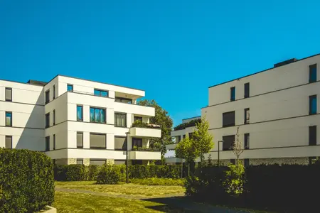 Photo immobilière typique de bâtiments et d'un petit parc avec copie du ciel spatial sur le dessus