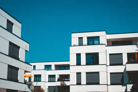 Architecture moderne sur fond de ciel bleu clair