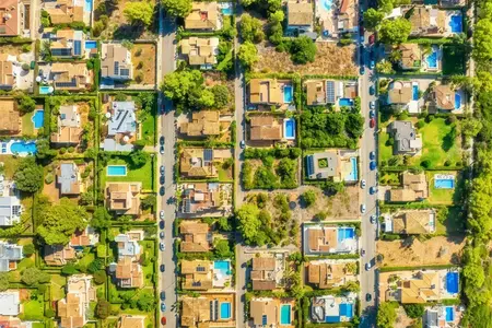 Vue aérienne plongeante d'un quartier résidentiel de banlieue avec piscines