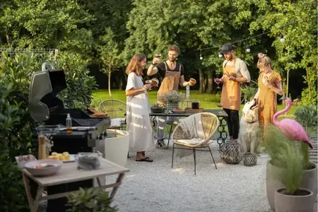 Jeunes amis avec des boissons dans le jardin