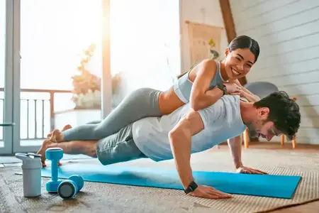 Couple sportif dans le salon