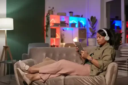 Femme se relaxant à la maison