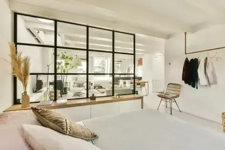 Chambre spacieuse avec différents espaces