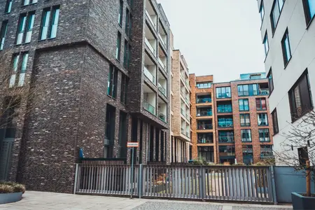 Vue à angle réduit des bâtiments à allée fermée dans un complexe immobilier contemporain