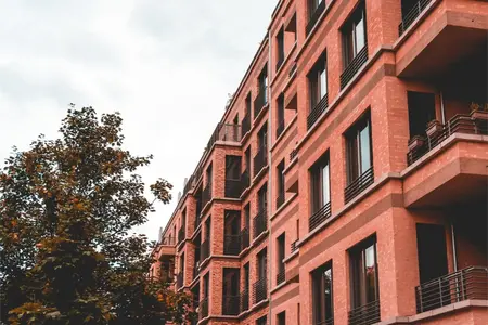 Complexe d'appartements de couleur rouge par temps nuageux