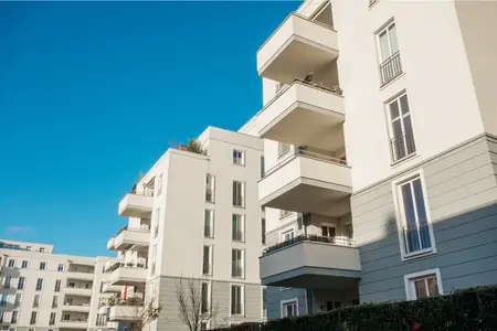 Grand complexe d'appartements avec espace publicitaire sur le côté gauche