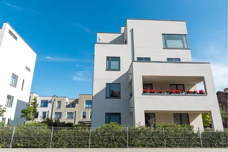 Architecture moderne : Immeubles résidentiels par une journée ensoleillée