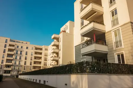 Grand complexe immobilier avec des bâtiments modernes