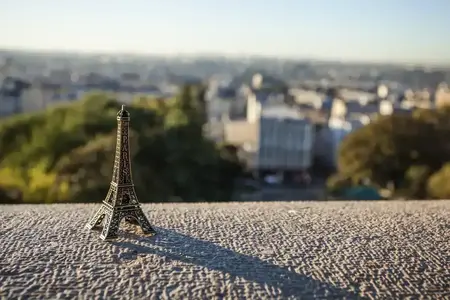 Paris, France, le 1er octobre 2016. Montmartre. Jouet souvenir Eiffel Tover sur fond de lever de soleil