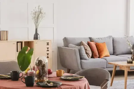 Gros plan de la table de salle à manger pour un dîner de famille dans un intérieur de salon chic