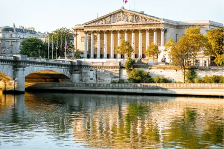 Pont Concordia avec l'Assemblée nationale à Paris
