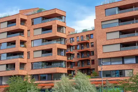 Immeubles d'appartements modernes en briques dans un cadre urbain