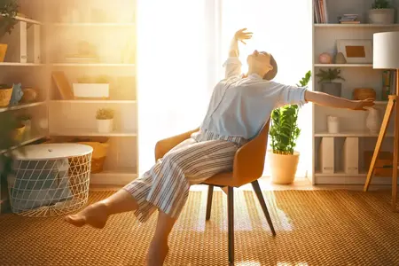 femme reposant sur un fauteuil à la maison