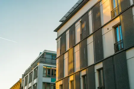Immeubles de bureaux ou d'appartements avec de petites fenêtres