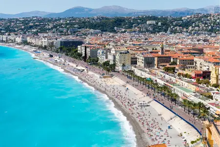 Vue de la ville de Nice, avec son littoral et sa plage, sur la Côte d'Azur, en France.