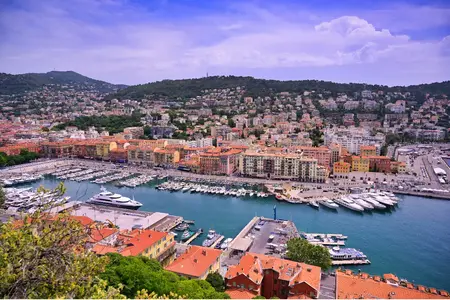 Une vue aérienne du port de Nice sur la mer Méditerranée à Nice, en France, le long de la France