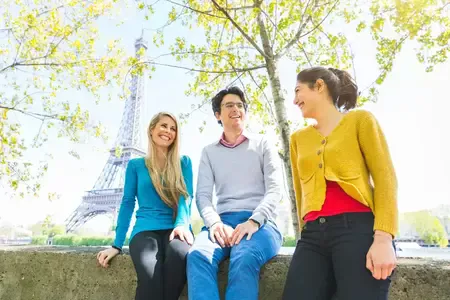 groupe d'amis à Paris