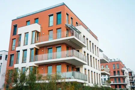 Immeubles d'appartements modernes avec balcons en journée