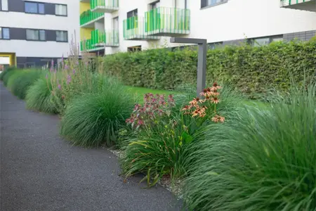 Planter autour d'un appartement. Immeuble d'appartements avec loggias et balcons
