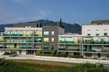 Immeuble d'appartements moderne avec balcons
