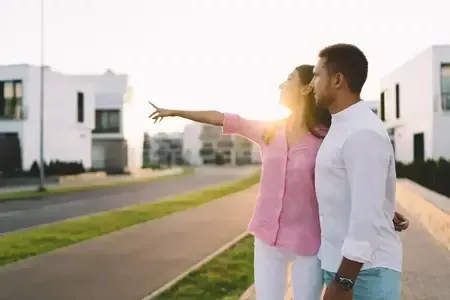 Couple heureux marchant dans la rue