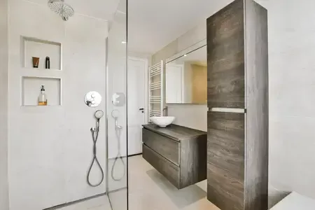 douche à l'italienne dans une salle de bain neuve