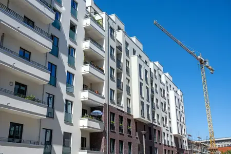Immeuble d'appartements moderne en construction par une journée ensoleillée