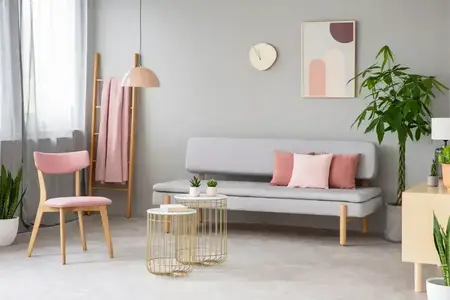 Salon avec des touches de rose et un design moderne