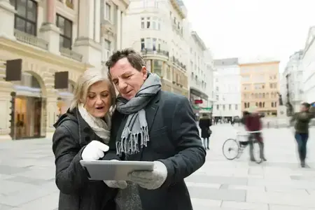 Un couple explore la ville avec une tablette.
