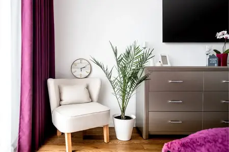 Détails de décoration, fauteuil et meuble TV dans une chambre moderne