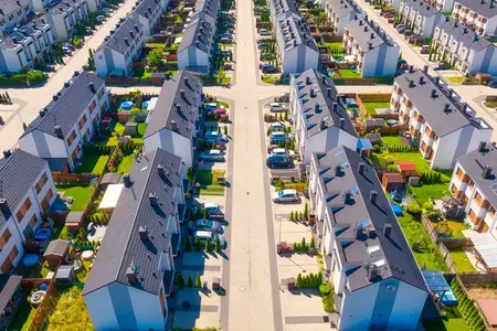 Vue aérienne des maisons et des rues. Quartier résidentiel en banlieue.