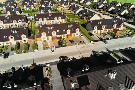 Vue aérienne d'un quartier de banlieue par une journée ensoleillée
