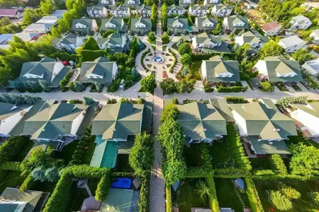 Vue aérienne d'un complexe résidentiel avec une fontaine