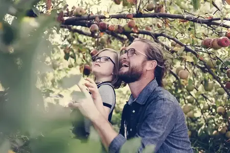 Papa s'amusant avec sa fille dans le jardin