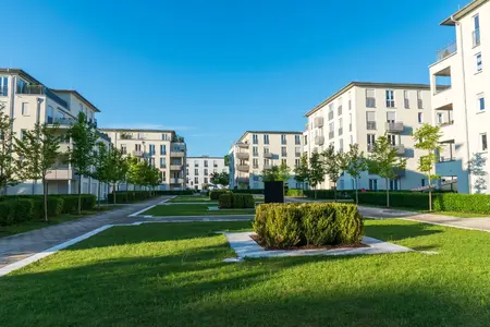Nouvelle zone de construction avec beaucoup d'espaces verts