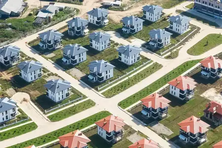 Vue aérienne d'un quartier de banlieue avec des maisons modernes