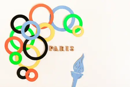 Jeux olympiques, Paris, France, été, anneaux multicolores autour du texte et une flamme sur une lumière