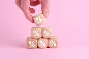 Personne qui met plusieurs pourcentages de signes les uns sur les autres sur des dés