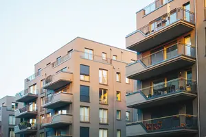 Grands complexes d'appartements à façade grise dans une rangée