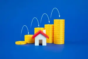 Une maison et une pile de pièces qui poussent comme un graphique. Hausse des prix de l'immobilier. Hausse des coûts