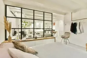 Chambre spacieuse avec différents espaces