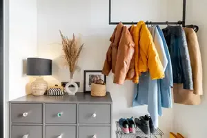 Intérieur du couloir de la maison avec vêtements et meubles