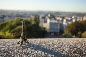 Paris, France, le 1er octobre 2016. Montmartre. Jouet souvenir Eiffel Tover sur fond de lever de soleil