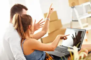 Couple adulte heureux qui déménage ou emménage dans une nouvelle maison