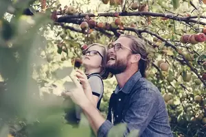 Papa s'amusant avec sa fille dans le jardin
