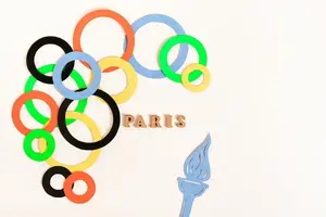 Jeux olympiques, Paris, France, été, anneaux multicolores autour du texte et une flamme sur une lumière