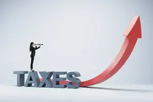 Femme d'affaires avec télescope regardant et debout sur une flèche d'impôts rouge croissante abstraite sur blanc